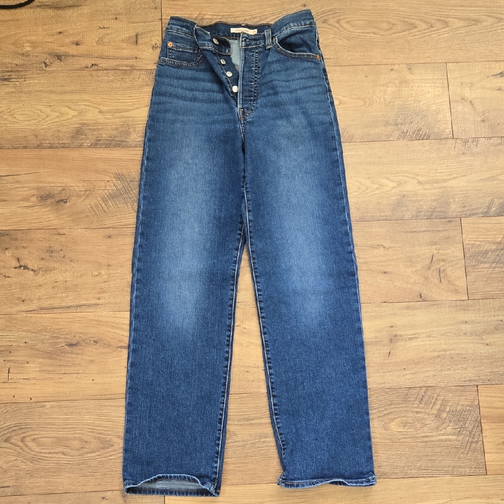 Levi's Women's Straight Leg Jeans in Medium Blue Wash